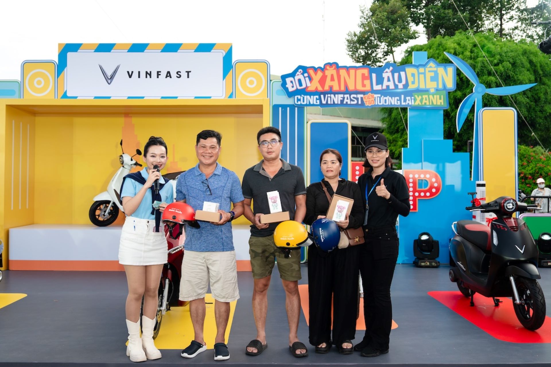 Người dân TP.HCM hào hứng “đổi xăng lấy điện”: Chuyển đổi để bầu không khí xanh, sạch hơn