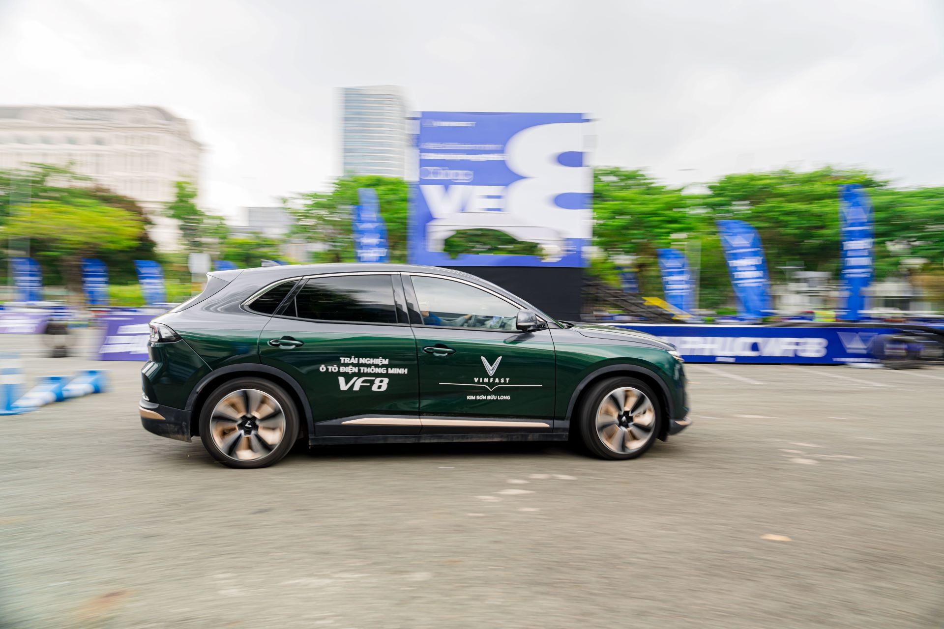 Ưu đãi tới 168 triệu đồng, sạc miễn phí, trạm sạc khắp nơi: Khách hàng Việt rủ nhau lên đời VF 8 đi xuyên Việt