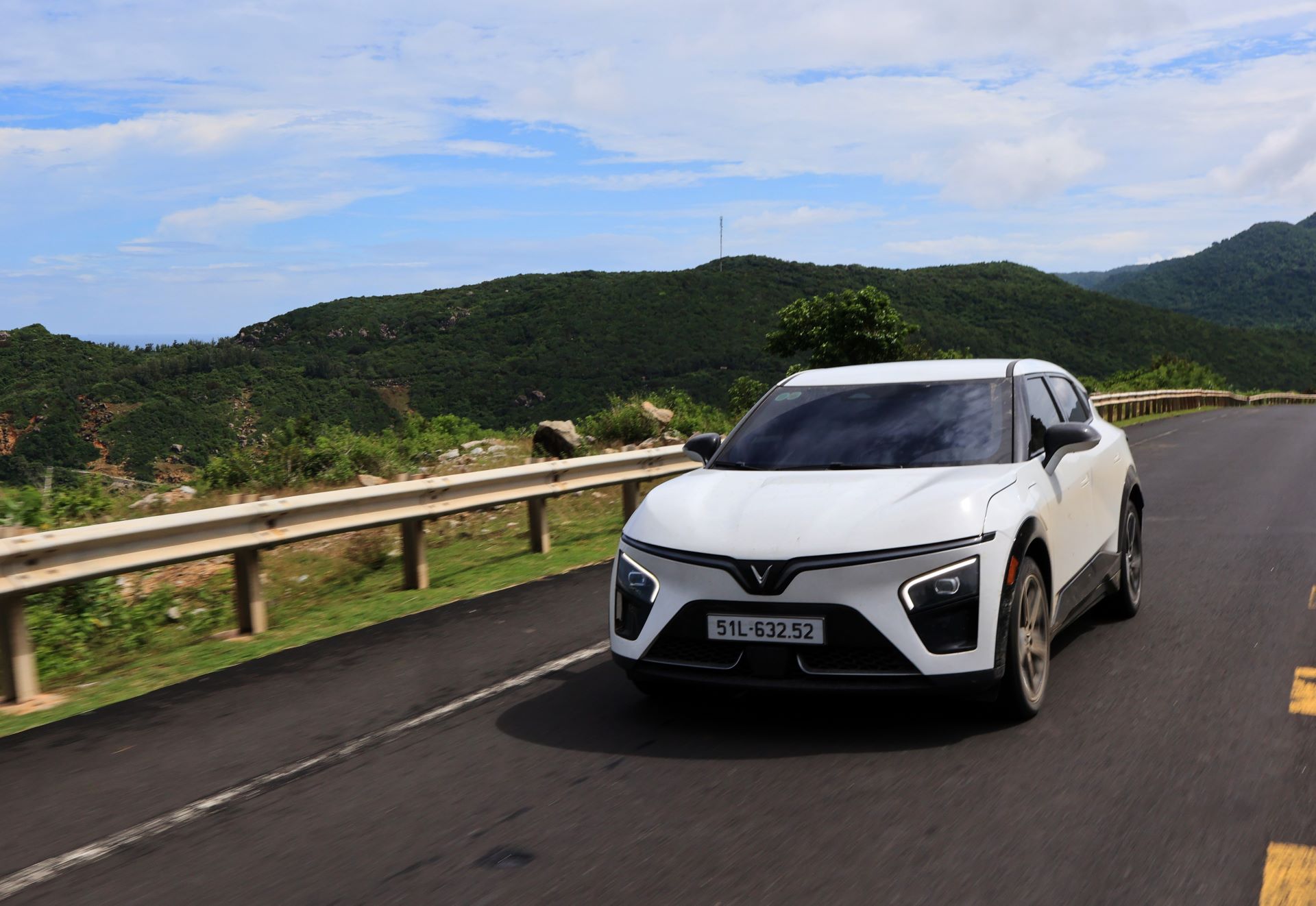 Cơ hội cuối để xuống tiền VinFast VF 7 với tổng ưu đãi lên tới hơn 140 triệu đồng