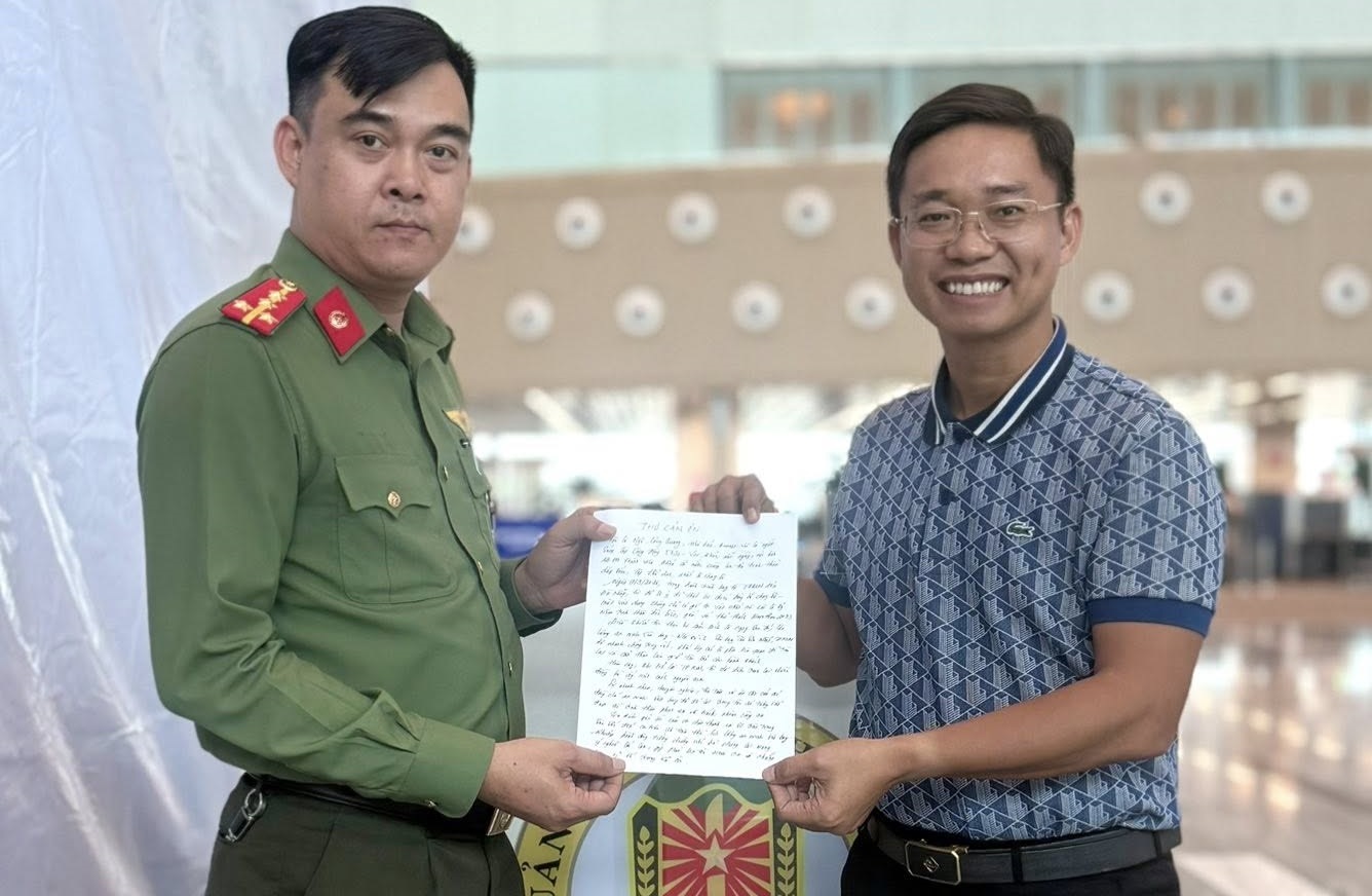 Một chiếc đồng hồ – và câu chuyện đẹp ở sân bay